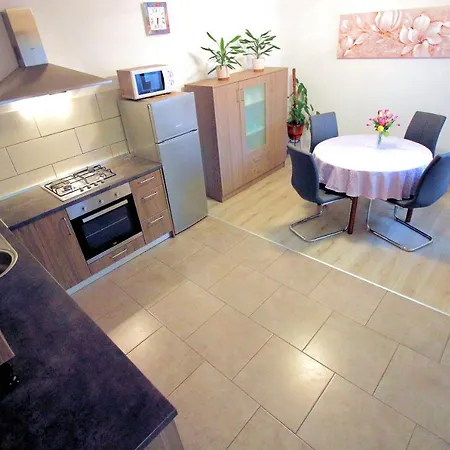 Leana Apartament
