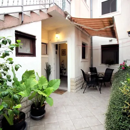 Apartment Leana